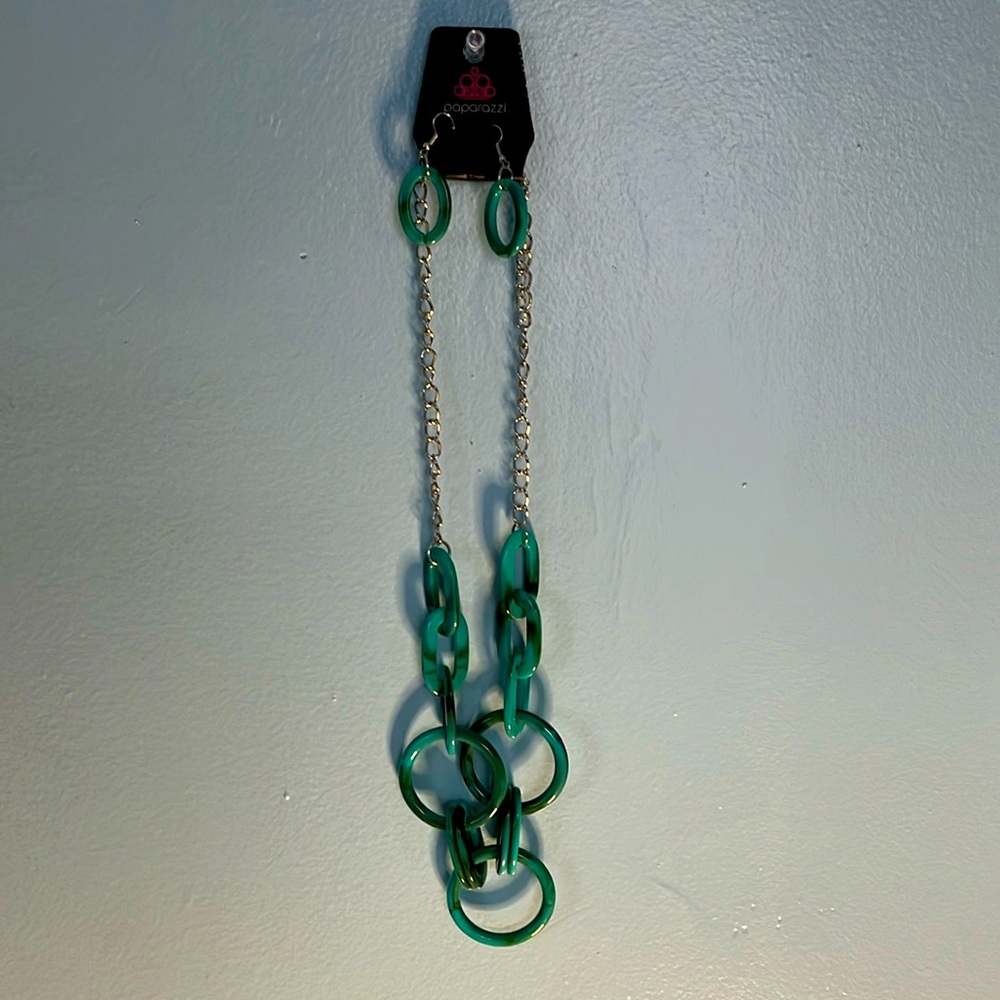 Paparazzi green and silver necklace. O/S. New